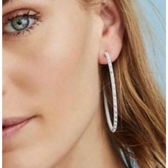 NWT KENDRA SCOTT VAL CRYSTAL HOOP EARRINGS in MATTE LILAC - Picture 3 of 8